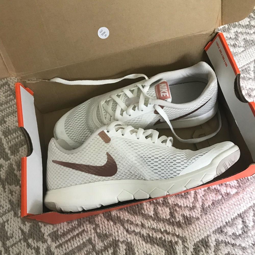 Nike flex tennis shoes